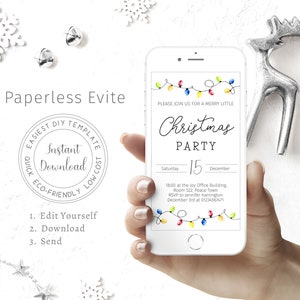Puede incluir: Un teléfono inteligente muestra una invitación a una fiesta de Navidad. La invitación presenta luces de colores y las palabras "Christmas Party". El teléfono se sostiene sobre un fondo blanco con elementos decorativos y el texto "Paperless Evite."