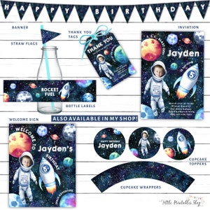 Puede incluir: Un conjunto de decoraciones de fiesta imprimibles con tem&aacute;tica espacial para una fiesta de cumplea&ntilde;os. Las decoraciones incluyen una pancarta, una invitaci&oacute;n, adornos para cupcakes, envoltorios para cupcakes, etiquetas para botellas, banderas de pajitas y etiquetas de agradecimiento. Las decoraciones presentan un cohete, planetas, estrellas y un astronauta. El texto de la invitaci&oacute;n dice "Jayden cumple 5 a&ntilde;os".