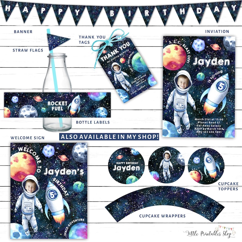 Puede incluir: Un conjunto de decoraciones de fiesta imprimibles con tem&aacute;tica espacial para una fiesta de cumplea&ntilde;os. Las decoraciones incluyen una pancarta, una invitaci&oacute;n, adornos para cupcakes, envoltorios para cupcakes, etiquetas para botellas, banderas de pajitas y etiquetas de agradecimiento. Las decoraciones presentan un cohete, planetas, estrellas y un astronauta. El texto de la invitaci&oacute;n dice "Jayden cumple 5 a&ntilde;os".