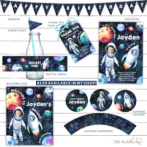 Pu&ograve; includere: Un set di decorazioni per feste stampabili a tema spaziale per un compleanno. Le decorazioni includono uno striscione, un invito, topper per cupcake, involucri per cupcake, etichette per bottiglie, bandierine per cannucce ed etichette di ringraziamento. Le decorazioni presentano un razzo, pianeti, stelle e un astronauta. Il testo sull'invito recita "Jayden compie 5 anni".
