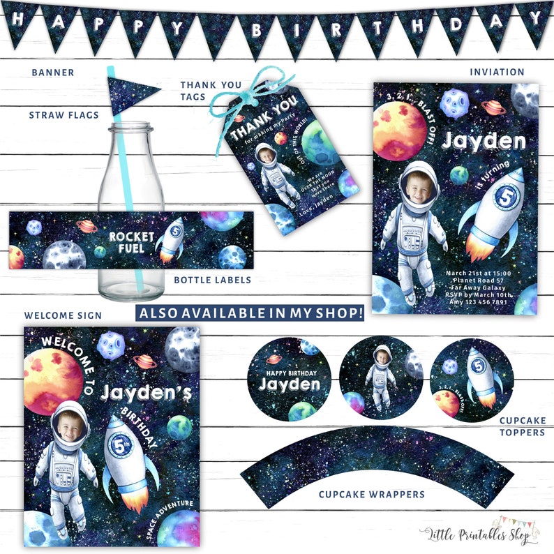 Pu&ograve; includere: Un set di decorazioni per feste stampabili a tema spaziale per un compleanno. Le decorazioni includono uno striscione, un invito, topper per cupcake, involucri per cupcake, etichette per bottiglie, bandierine per cannucce ed etichette di ringraziamento. Le decorazioni presentano un razzo, pianeti, stelle e un astronauta. Il testo sull'invito recita "Jayden compie 5 anni".