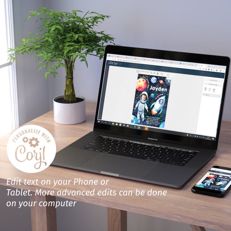 Puede incluir: Una pantalla de ordenador que muestra una invitaci&oacute;n de cumplea&ntilde;os con tem&aacute;tica espacial con una foto de un ni&ntilde;o con un traje espacial. La invitaci&oacute;n es personalizable con el texto "Jayden" y "5". El texto "PERSONALIZE WITH Coryl" es visible en un c&iacute;rculo blanco con un icono de engranaje.