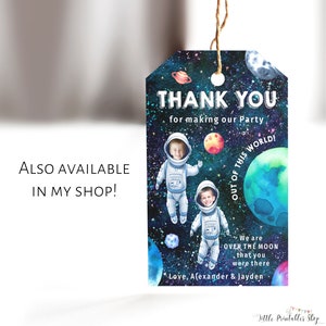 Puede incluir: Etiqueta de agradecimiento con tem&aacute;tica espacial. Presenta dos astronautas con fotos de caras de ni&ntilde;os. La etiqueta tiene un fondo de acuarela azul, negro y morado con planetas y estrellas. El texto dice "&iexcl;Gracias por hacer de nuestra fiesta un momento fuera de este mundo! Estamos en la luna de que estuvieras all&iacute;. Con cari&ntilde;o, Alexander & Jayden."