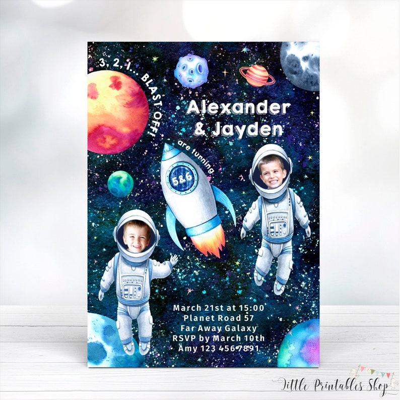 Puede incluir: Una invitaci&oacute;n de cumplea&ntilde;os con tem&aacute;tica espacial con fondo azul y estrellas. La invitaci&oacute;n presenta dos astronautas con fotos de ni&ntilde;os en sus cascos. El texto dice "3, 2, 1... BLAST OFF! Alexander & Jayden cumplen 5 & 6 a&ntilde;os. 21 de marzo a las 15:00 Planet Road 57 Far Away Galaxy RSVP antes del 10 de marzo Amy 123 4567891"