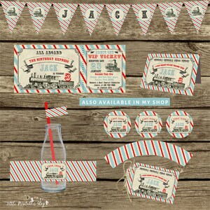 Pu&ograve; includere: Un set di decorazioni per feste stampabili a tema treno per un compleanno. Il set include uno striscione, inviti, etichette per bomboniere e topper per cupcake. Le decorazioni presentano un design di treno vintage con strisce rosse, blu e bianche.