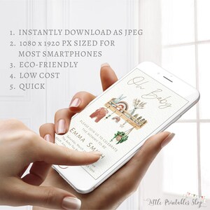 Pode incluir: A tela de um telefone digital exibindo um convite para um ch&aacute; de beb&ecirc; com uma ilustra&ccedil;&atilde;o em aquarela de uma prateleira de ber&ccedil;&aacute;rio com uma variedade de itens para beb&ecirc;s. O texto do convite diz "Oh Baby" e "Por favor, junte-se a n&oacute;s para celebrar a futura mam&atilde;e Emma Smith".