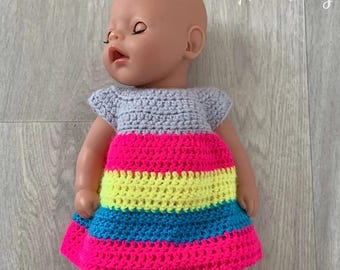 Padrão de Crochê PDF | Vestido de Boneca Fácil de Crochê | Roupas de Boneca de Bebê de 14" | Roupas de Boneca de Brinquedo | Vestido Listrado Arco-Íris | Projeto para Iniciantes de Crianças