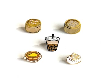 Puede incluir: Cinco pines de esmalte de color dorado que representan diferentes platos chinos: un pan al vapor, una cesta de dim sum, un bubble tea, una tarta de crema y una empanada.