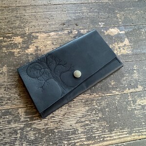 Cartera ranchera de cuero negra con tres pliegues y diseño de árbol de luna llena