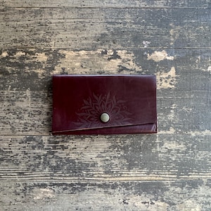 Cartera Rancher de cuero marrón oscuro con tres pliegues
