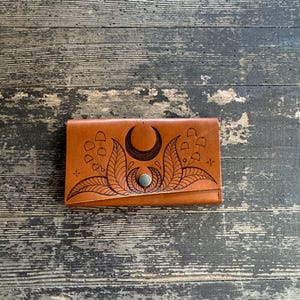Cartera de cuero estilo ranchero con tres pliegues y diseño de hongo y luna