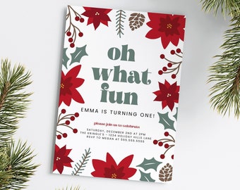 Può includere: Un invito a tema natalizio con fiori di stella di Natale rossi, agrifoglio verde e pigne. Il testo recita "oh what fun Emma is turning one!" con i dettagli per la festa.