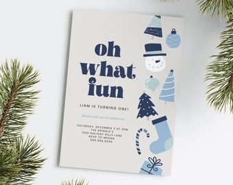 Könnte beinhalten: Eine blaue und weiße Weihnachts-Einladung zu einer ersten Geburtstagsfeier. Die Einladung lautet "oh what fun" und "Liam wird eins!" mit Details zur Party, einschließlich Datum, Uhrzeit, Ort und RSVP-Informationen.