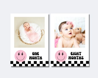 Könnte beinhalten: Zwei Fotos eines kleinen Mädchens in verschiedenen Altersstufen. Das erste Foto zeigt das Baby im Alter von einem Monat, das in einem Weidenkorb liegt. Das zweite Foto zeigt das Baby im Alter von acht Monaten, das auf einer weißen Decke krabbelt. Beide Fotos haben ein pinkfarbenes Smiley mit Blitzen als Augen und einen schwarz-weißen karierten Hintergrund.