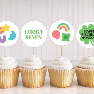 Könnte beinhalten: Vier Cupcakes mit grünen, weißen und regenbogenfarbenen Cupcake-Toppern. Die Topper haben Bilder eines Hufeisens, eines Regenbogens, eines vierblättrigen Kleeblatts und den Text "LUCKY SEVEN" und "HAPPY BIRTHDAY CONNOR!"