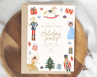 Puede incluir: Una tarjeta de invitación blanca con un borde dorado y un tema festivo navideño. La tarjeta presenta ilustraciones de un cascanueces, una bailarina, un caballo de balancín, un árbol de Navidad y otras decoraciones navideñas. El texto de la tarjeta dice "Únete a nosotros para la fiesta navideña anual de los Smith" e incluye la fecha, la hora y la ubicación de la fiesta.
