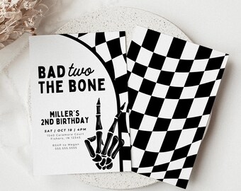 Puede incluir: Invitación de fiesta de cumpleaños en blanco y negro con el texto "Bad two the bone" y "Miller's 2nd Birthday". La invitación presenta un patrón a cuadros y una mano de esqueleto haciendo un signo de paz.