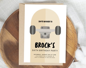 Può includere: Un invito a una festa di compleanno con una grafica di skateboard beige e grigia con il testo "Skate on over to Brock's Sixth Birthday Party" e i dettagli della festa.