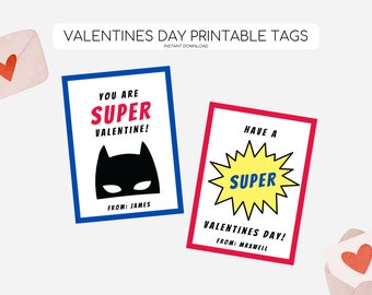 Könnte beinhalten: Zwei druckbare Valentinstag-Etiketten mit Superhelden-Motiv. Eine Etikette zeigt eine schwarze Silhouette einer Superheldenmaske mit dem Text "You are Super Valentine!" und "From: James". Die andere Etikette zeigt eine gelbe Sternform mit dem Text "Super" und dem Text "Have a Super Valentines Day! From: Maxwell".
