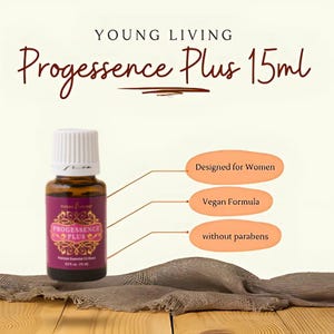 Op de afbeelding: Een bruine glazen fles met een witte dop en een paars etiket. Op het etiket staat "Progessence Plus" en "Premium Essential Oil Blend". De fles bevat 15 ml product. Tekst op de afbeelding zegt "Designed for Women", "Vegan Formula" en "without parabens".