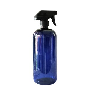 Könnte beinhalten: Eine blaue Sprühflasche aus Kunststoff mit einem schwarzen Sprühkopf. Die Flasche ist undurchsichtig und hat eine glänzende Oberfläche.