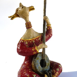 Una dama che gioca, scultura in cartapesta,