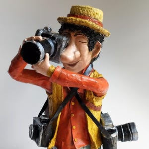 Cameron - Il fotografo professionista - scultura in cartapesta