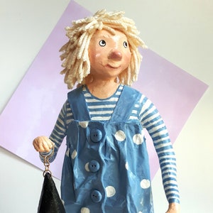 Una ragazza angelo, scultura in cartapesta