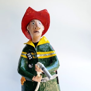 Der Feuerwehrmann in Aktion - Pappmaché-Skulptur, tolles Geschenk, Feuerwache, Tabletop-Kunst, Figur Feuerwehrmann-Kunstdekor, tolle Skulpturen