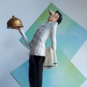 Het trotse ober-papier-maché-sculptuur,