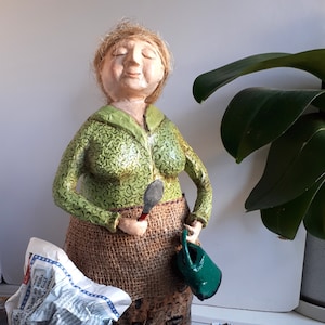L'orgoglioso giardiniere-Genia, scultura in cartapesta