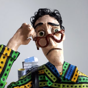 Il Professore di Informatica-scultura in cartapesta