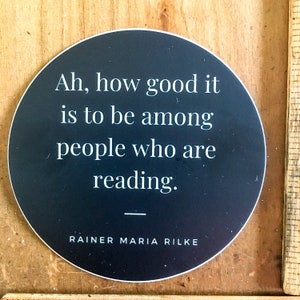 Rainer Maria Rilke 3 "x3" Zitat Kreisaufkleber - Waterpoof Vinyl - Ah, wie gut ist es, unter Menschen zu sein, die lesen