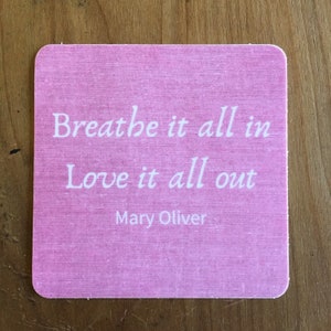 Breathe it all in, Love it all out 3 "x 3" Zitat Aufkleber - Waterpoof Vinyl."