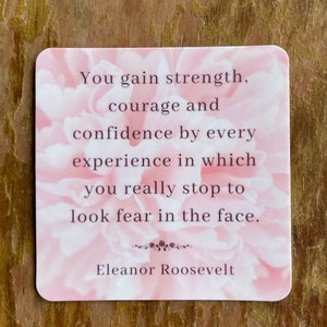 Eleanor Roosevelt, "Ganas fuerza, coraje y confianza..." Etiqueta adhesiva con cita de 3"x3" - Vinilo impermeable, rosa