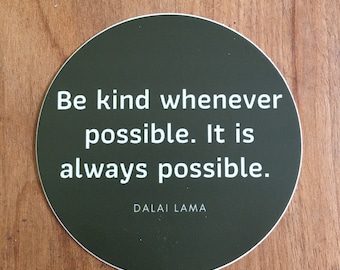 Pegatina circular con cita del Dalai Lama de 7,6 x 7,6 cm - Vinilo impermeable - Sé amable siempre que puedas. Siempre es posible.