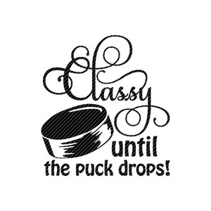 Op de afbeelding: Zwart-wit grafisch ontwerp met een hockeypuck en de tekst "Classy until the puck drops!"