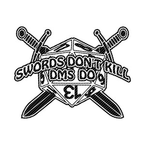 Peut inclure: Illustration en noir et blanc d'un dé à 20 faces avec des épées croisées derrière. Le dé porte l'inscription "SWORDS DON'T KILL DMS DO".