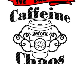 Koffein före kaos, kaffe latte café svg jpg png clipart t-shirt design vektor vinyl grafik klipp fil dekal Cricut silhuett CNC gravyr
