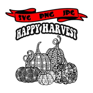 Puede incluir: Ilustración en blanco y negro de un grupo de calabazas con intrincados patrones. El texto "HAPPY HARVEST" está por encima de las calabazas. Una cinta roja con el texto "SVG PNG JPG" está en la parte superior de la imagen.