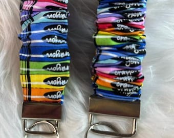Crayones, coletero, cordón y pulsera
