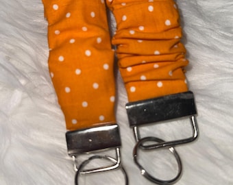 Coletero y pulsera con lunares naranjas y blancos