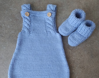 Robe nouveau-né 0-3 mois en mélange de laine avec chaussettes assorties, robe bébé tricotée avec chaussettes, idée cadeau bébé fait main, vêtements nouveau-né, ensemble bébé