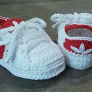 Chaussures nouveau-né au crochet, baskets bébé, baby shower, cadeau de baptême, chaussures bébé au crochet, chaussures de sport nouveau-né, cadeau bébé fait main image 1