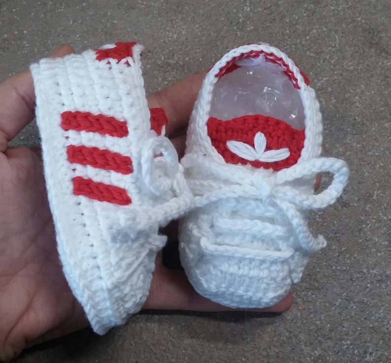 Virkade babyskor, babysneakers, babyshower, doppresent, virkade babyskor, sportskor för nyfödda, födelsepresent bild 1