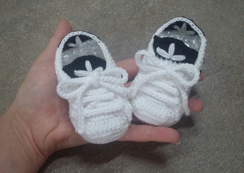 Crochet baby shoes in pure cotton, crochet sportwear, newborn footwear, newborn shoes image 4