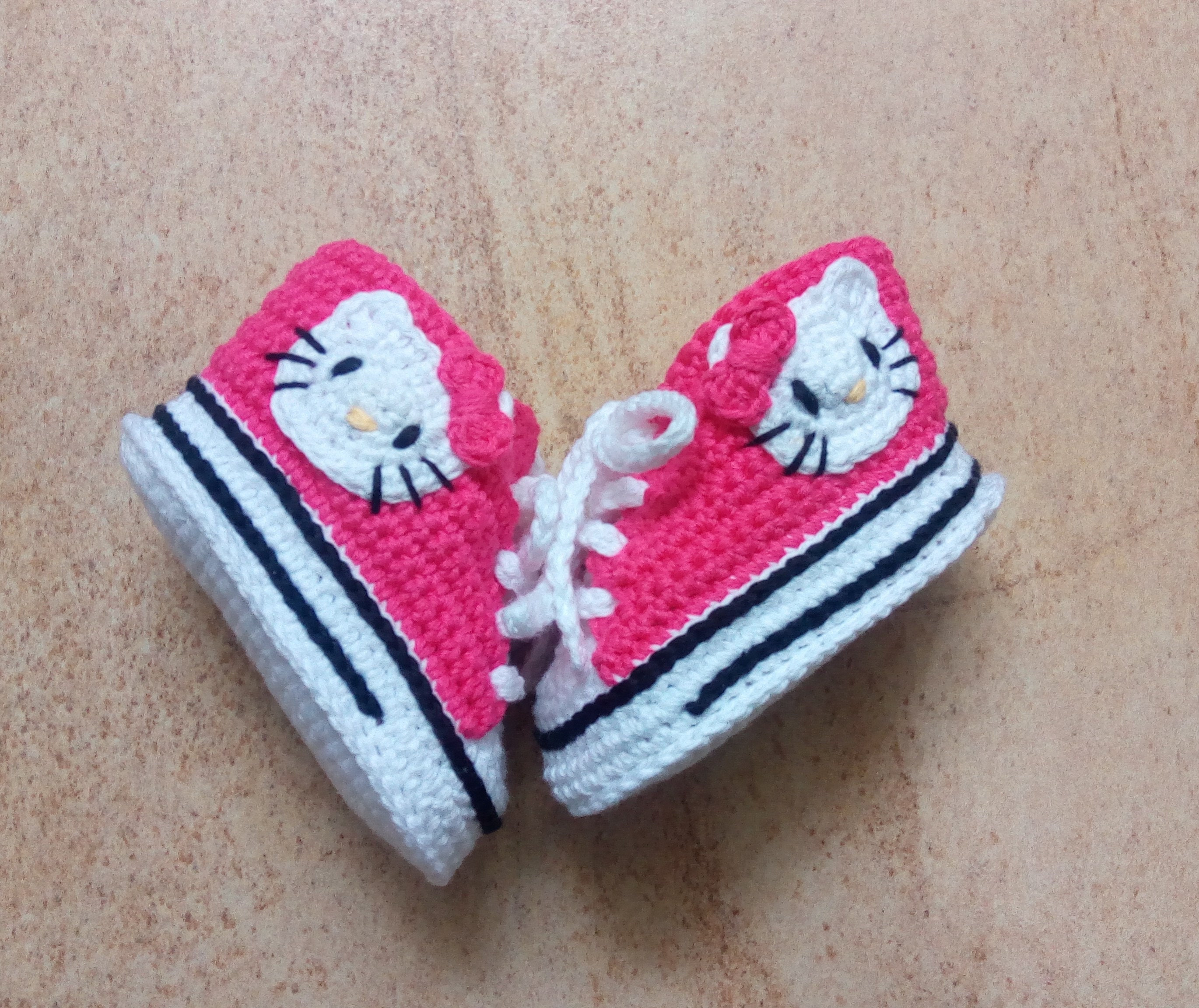 hello kitty converse baby