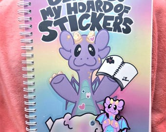 Wiederverwendbares Dragon Hoard Themed Stickerbuch mit gratis Sticker