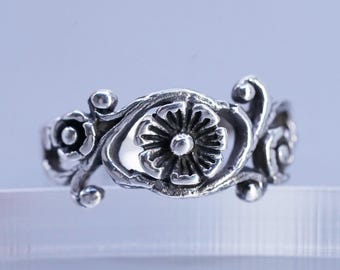 Size 3.5, vintage southwestern Sterling 925 silver ring, cluster flower band