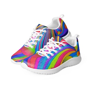 Può includere: Un paio di sneakers colorate con un design psichedelico vibrante. Le scarpe presentano un arcobaleno di colori, tra cui rosso, arancione, giallo, verde, blu e viola, con lacci e suole bianche. Il design ha un'estetica retrò e groovy.